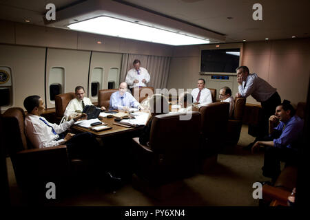 Le président Barack Obama est vu à une réunion avec son personnel le 5 avril 2009, à bord d'Air Force One sur un vol en provenance de Prague, en République tchèque, en route vers Ankara, Turquie. Photo Officiel de la Maison Blanche par Pete Souza Banque D'Images