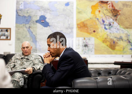 Le président Barack Obama rencontre le général Raymond Odierno, Commandant général T., Multi-National Force-Iraq, durant la visite du Président avec les troupes américaines à Camp Victory, à Bagdad, l'Iraq 4/7/09. Photo Officiel de la Maison Blanche par Pete Souza Banque D'Images