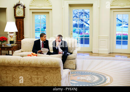 Le président Barack Obama rencontre avec Jon Favreau Directeur de rédaction dans le bureau ovale à l'examen d'un discours prononcé le 14 avril 2009. Photo Officiel de la Maison Blanche par Pete Souza Banque D'Images