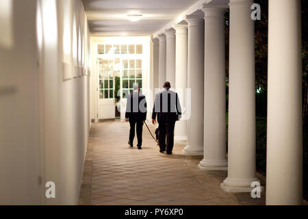 Le président Barack Obama quitte le bureau ovale la nuit, marcher avec leur chien, 'Bo', sur la colonnade vers la résidence 4/24/09 Photo Officiel de la Maison Blanche par Pete Souza Banque D'Images