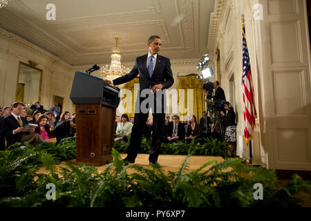 Le président Barack Obama quitte le podium après un premier temps conférence de presse dans l'East Room de la Maison Blanche, le mercredi 29 avril 2009. Photo Officiel de la Maison Blanche par Chuck Kennedy Banque D'Images