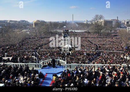 Le président Barack Obama donne son adresse inaugurale d'un auditoire mondial de l'ouest de la capitale américaine, appelant à "une nouvelle ère de responsabilité", après avoir prêté serment à Washington, D.C., le 20 janvier 2009. Banque D'Images