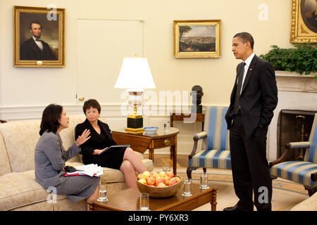 Le président Barack Obama parle Nancy-Ann DeParle, Directeur du Bureau de la Maison Blanche, la réforme de la santé et conseiller Valerie Jarrett (centre) lors d'une réunion du personnel dans le bureau ovale le 12 mai 2009. Photo Officiel de la Maison Blanche par Pete Souza. Officiel de la Maison Blanche cette photographie est mis à disposition pour publication par les organismes de presse et/ou pour un usage personnel l'impression par le sujet(s) de la photographie. La photo peut ne pas être manipulés ou utilisés dans des matériaux, des publicités, produits, promotions ou de quelque façon que suggérer l'approbation ou l'approbation du Président, la première famille, ou t Banque D'Images