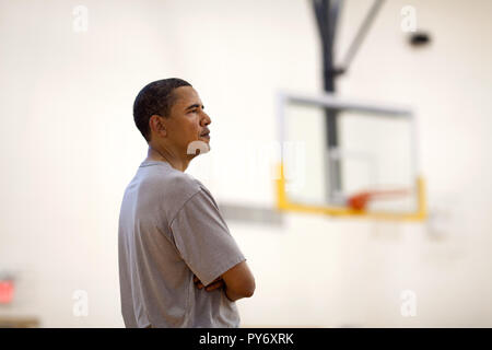 Le président Barack Obama joue au basket-ball à Fort McNair, le 9 mai 2009. Photo Officiel de la Maison Blanche par Pete Souza. Officiel de la Maison Blanche cette photographie est mis à disposition pour publication par les organismes de presse et/ou pour un usage personnel l'impression par le sujet(s) de la photographie. La photo peut ne pas être manipulés ou utilisés dans des matériaux, des publicités, produits, promotions ou de quelque façon que suggérer l'approbation ou l'approbation du Président, la première famille, ou la Maison Blanche. Banque D'Images