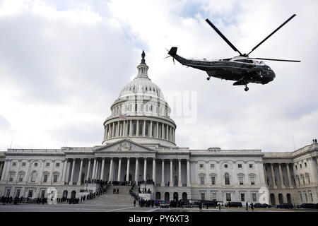 Le Corps des Marines américains hélicoptère transportant le Président George W. Bush quitte la capitale américaine à l'issue de la cérémonie inaugurale de la 44ème Président Barack Obama, Washington, D.C., le 20 janvier 2009.DoD Photo de MC1 Tchad J. McNeeley Banque D'Images
