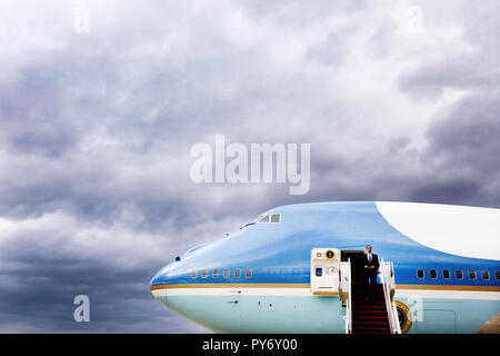 Le président Barack Obama quitte l'Air Force One à Andrews Air Force Base après un voyage au Nouveau Mexique, le 14 mai 2009. (Photo Officiel de la Maison Blanche par Pete Souza) officiel de la Maison Blanche Cette photographie est mis à disposition pour publication par les organismes de presse et/ou pour un usage personnel l'impression par le sujet(s) de la photographie. La photo peut ne pas être manipulé ou utilisé de quelque façon que ce soit dans les matériaux, les publicités, les produits ou promotions n'en aucune façon suggérer l'approbation ou l'approbation du Président, la première famille, ou la Maison Blanche. Banque D'Images