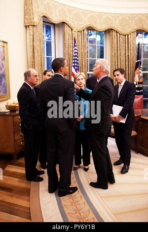 Le président Barack Obama et le Vice-président Joe Biden parle d'Envoyé spécial pour le Moyen-Orient, George Mitchell, secrétaire d'Etat Hillary Clinton et d'autres après la rencontre du Président avec le président de l'Autorité palestinienne Mahmoud Abbas dans le bureau ovale, le 28 mai 2009. (Photo Officiel de la Maison Blanche par Pete Souza) officiel de la Maison Blanche Cette photographie est mis à disposition pour publication par les organismes de presse et/ou pour un usage personnel l'impression par le sujet(s) de la photographie. La photo peut ne pas être manipulé ou utilisé de quelque manière dans des matériaux, des publicités, produits, ou promotion Banque D'Images