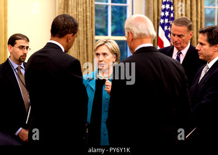 Le président Barack Obama parle avec le secrétaire d'Etat américaine Hillary Clinton à la suite de son entretien avec le président de l'Autorité palestinienne Mahmoud Abbas dans le bureau ovale, le 28 mai 2009. (Photo Officiel de la Maison Blanche par Pete Souza) officiel de la Maison Blanche Cette photographie est mis à disposition pour publication par les organismes de presse et/ou pour un usage personnel l'impression par le sujet(s) de la photographie. La photo peut ne pas être manipulé ou utilisé de quelque façon que ce soit dans les matériaux, les publicités, les produits ou promotions n'en aucune façon suggérer l'approbation ou l'approbation du Président, la première famille, ou t Banque D'Images