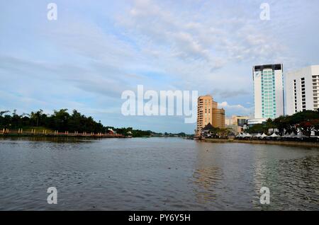 Rives nord et sud de la rivière Sarawak avec bâtiments de l'hôtel sur la droite de la Malaisie Kuching Banque D'Images