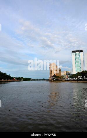 Rives nord et sud de la rivière Sarawak avec bâtiments de l'hôtel sur la droite de la Malaisie Kuching Banque D'Images