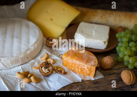 Variété de fromage avec écrous sur la table. Banque D'Images