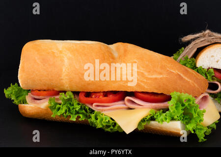 Avec sandwich au jambon, fromage, tomates, laitue sur plus de pierre. Banque D'Images