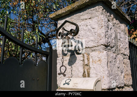 Vintage Bell sur le mur de la ville du sud de l'Europe Banque D'Images