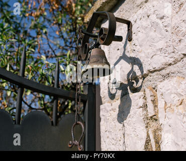 Vintage Bell sur le mur de la ville du sud de l'Europe Banque D'Images
