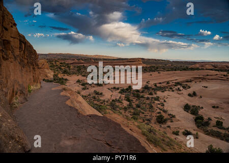 Sentier à Delicate Arch est une saillie rocheuse au bord d'une falaise dans la région de Parc National Arches dans l'Utah. Lever du soleil Banque D'Images