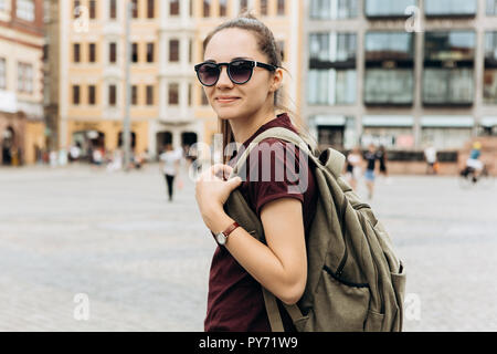 Portrait d'une belle fille de tourisme avec un sac à dos ou sur une place d'étudiant à Leipzig en Allemagne. Voyager en Allemagne. Banque D'Images