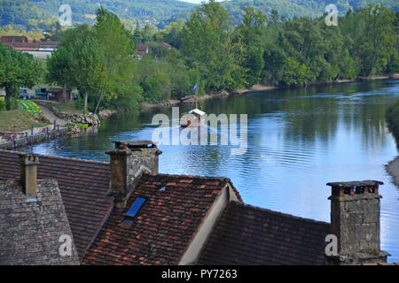 Un chaland à fond plat traditionnel, connu localement comme une gabarre sur la Dordogne, France. Utilisé pour le transport de l'eau dans les eaux peu profondes Banque D'Images