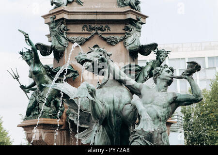 Close-up. Fontaine avec un nom Mendebrunnen à Leipzig en Allemagne. Vue de la ville. Banque D'Images