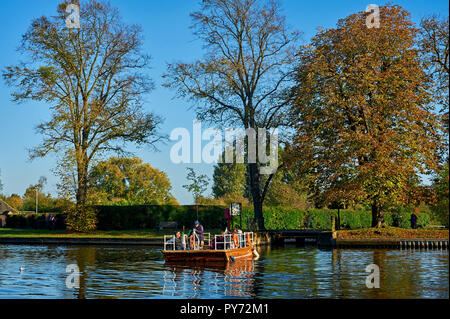 Stratford Upon Avon, Warwickshire et l'ancienne chaîne est ferry traversant la rivière Avon sur un après-midi d'automne Banque D'Images