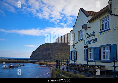 La capture du homard et de la morue unique par Cowbar Nabb, dans le pittoresque village de Staithes Yorkshire du Nord. Banque D'Images