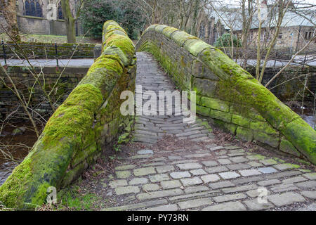 Pont Mellor, un vieux cheval le pont de la rivière Colne dans Marsden, West Yorkshire Banque D'Images