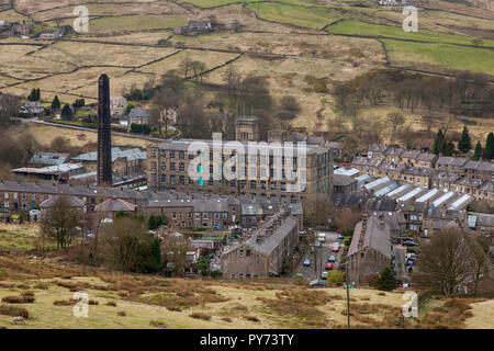 Voir l'historique de l'usine en bas Banque Marsden dans West Yorkshire Banque D'Images