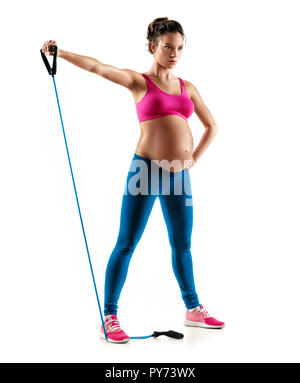 Femme enceinte sportive entraînement avec expander isolé sur fond blanc. Concept de vie sain Banque D'Images