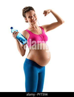 Remise en forme grossesse femme montrant ses biceps et tenant une bouteille d'eau isolé sur fond blanc. Concept de vie sain Banque D'Images