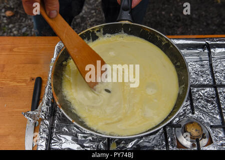 Préparation de fromage fondu traditionnel dans un pot sur la Suisse Banque D'Images