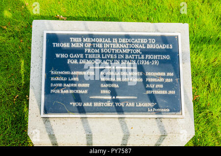 Un petit monument commémoratif, situé dans un coin de la place, commémore quatre hommes de Southampton tué dans les Brigades internationales dans l'EC Banque D'Images