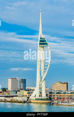 L'Unis Tour Spinnaker est un 170-mètres (560 ft) monument tour d'observation à Portsmouth, Angleterre, Royaume-Uni. Il est l'élément central de l'aménagement Banque D'Images