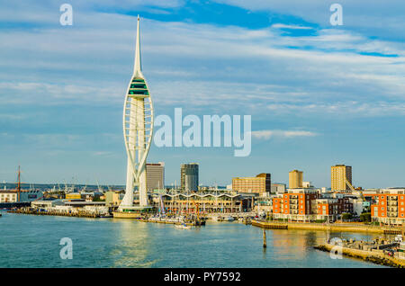 L'Unis Tour Spinnaker est un 170-mètres (560 ft) monument tour d'observation à Portsmouth, Angleterre, Royaume-Uni. Il est l'élément central de l'aménagement Banque D'Images