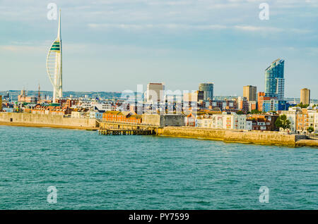 L'Unis Tour Spinnaker est un 170-mètres (560 ft) monument tour d'observation à Portsmouth, Angleterre, Royaume-Uni. Il est l'élément central de l'aménagement Banque D'Images