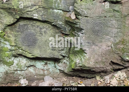 Labyrinthe de l'âge du Bronze sculptures sur roc à Rocky Valley, entre Newark et Tintagel Cornwall, UK Banque D'Images