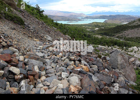 Descente vers le lac Nordenskjöld rocheuses dans le Parc National Torres del Paine, Chili Banque D'Images