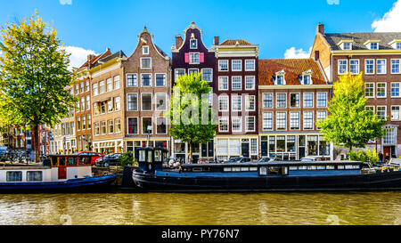 Le Canal Prinsengracht (Prince) au canal Leliegracht (Lelie) avec ses nombreuses maisons historiques et des gables dans le centre d'Amsterdam, Hollande Banque D'Images