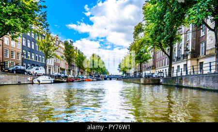 Le Canal Prinsengracht (Prince) avec ses nombreuses maisons historiques dans le centre de la ville historique d'Amsterdam aux Pays-Bas Banque D'Images