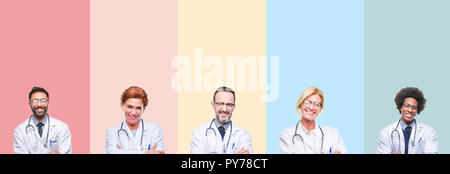 Collage des bandes colorées sur les médecins professionnels fond isolé heureux face smiling avec bras croisés regardant la caméra. Personne positive. Banque D'Images