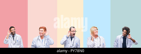 Collage des bandes colorées sur les médecins professionnels fond isolé smiling with hand sur l'écoute d'une oreille pour entendre des rumeurs ou ragots. La surdité Banque D'Images
