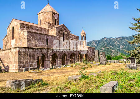 Odzoun monastère sur le côté sud au coucher du soleil, avec vue sur la galerie voûtée avec le clocher et le basalte traverse à l'arrière-plan des mo Banque D'Images