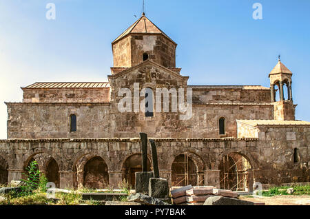 Le côté sud d'Odzoun monastère avec galerie voûtée et d'un cimetière médiéval au coucher du soleil Banque D'Images