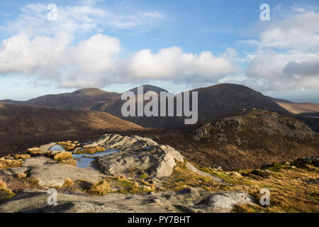 Vue depuis le sommet de Doan Mountain. Ben Crom sur la montagne Slieve Lamagan, droit derrière et Slieve Donard en distance. Les montagnes de Mourne, N.Ireland. Banque D'Images