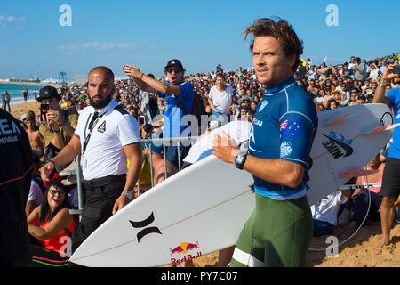 PENICHE, PORTUGAL - 20 octobre 2018 : Julian Wilson en marche vers l'océan parmi la foule des amusements de surf au cours de la Ligue mondiale de Surf Rip Curl OPE 2018 Banque D'Images