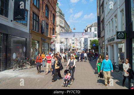 Copenhague, Danemark - 14 juin 2018 : les personnes à la rue Stroget - la rue commerçante centrale de Copenhague. Copenhague est la capitale du Danemark. Banque D'Images