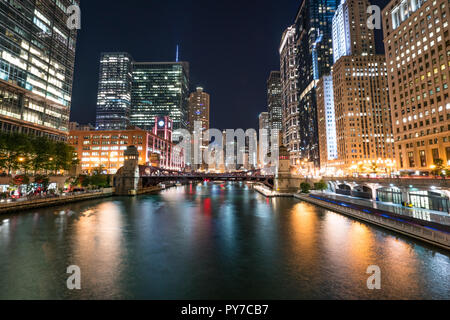 Le centre-ville de Chicago sur les toits de la ville, le long de la rivière Chicago de nuit Banque D'Images