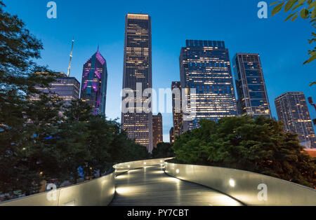 CHICAGO, ILLINOIS - 12 juillet 2018 : Chicago skyline du pont piétonnier qui relie BP Millennium Park à Maggie Daley Park. Le pont a été conçu Banque D'Images