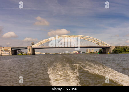 Pays-bas, Rotterdam, La Van Brienenoord Pont (néerlandais : Van Brienenoordbrug) est une grande chambre lits jumeaux attachés-arch pont de l'autoroute dans les Pays-Bas Banque D'Images