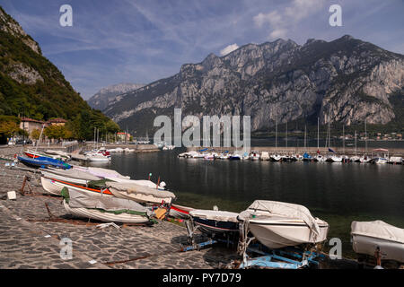 Bateaux à Valmedrera, sur le lac de Côme, Italie, avec des montagnes Banque D'Images