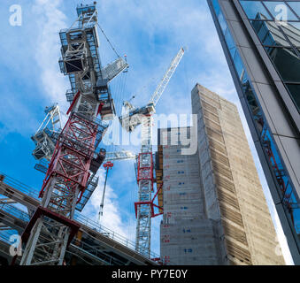 Trois grues à tour de chantier de construction de la ville de Londres contre un ciel bleu Banque D'Images