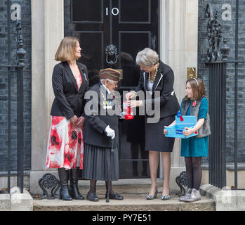 10 Downing Street, Londres, Royaume-Uni. 25 octobre, 2018. Le premier ministre répond aux collectes de fonds pour la Royal British Legion et achète un coquelicot. Banque D'Images